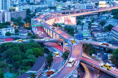 Otomatik sensör kablosuz bağlantı ile metropol üzerinde sürüş ile akıllı otomobil