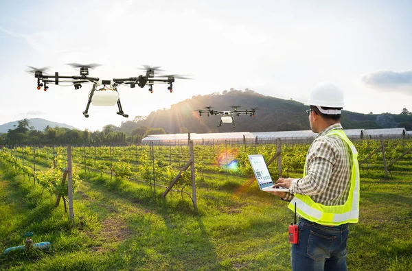 Técnico Agricultor Uso Wifi Ordenador Control Agricultura Drone Volar Fertilizante — Foto de Stock