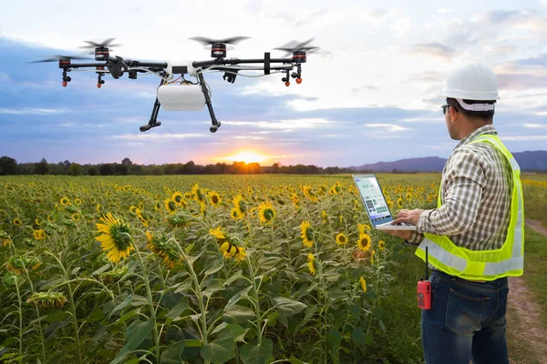 Techniker Landwirt Verwenden Wifi Computer Steuerung Landwirtschaft Drohne Auf Dem — Stockfoto