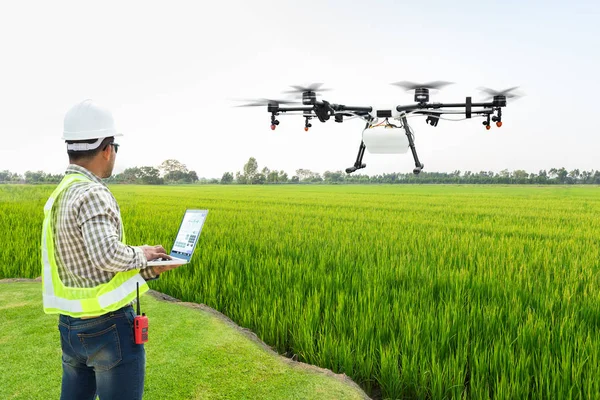 Técnico Granjero Utilizar Wifi Ordenador Control Agricultura Drone Volar Para — Foto de Stock