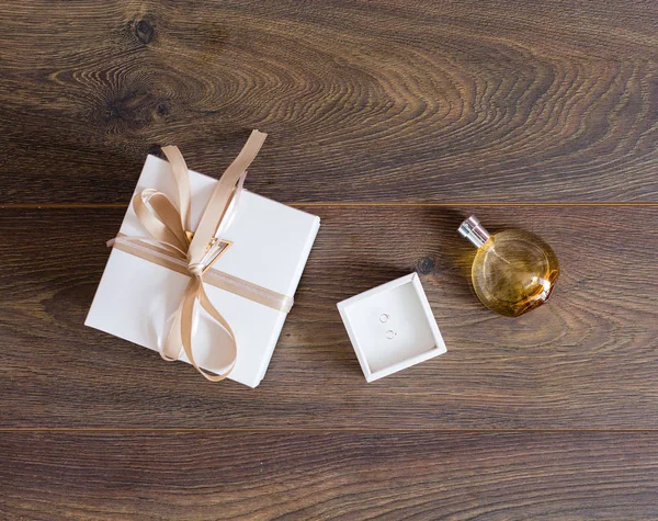 Accesorios Para Mujer Con Caja Regalo Sobre Fondo Madera — Foto de Stock