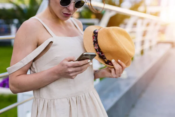 Hermosa Joven Caminando Ciudad Verano — Foto de Stock