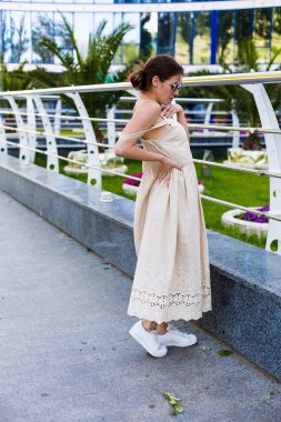 Güzel genç kadın yaz şehirde yürüyüş