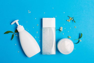 Kozmetik beyaz yaprakları ile mavi bir arka plan olarak ayarla