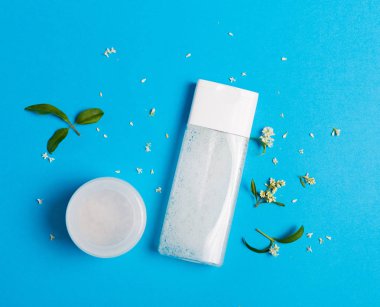 Kozmetik beyaz yaprakları ile mavi bir arka plan olarak ayarla