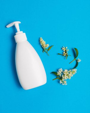 Kozmetik beyaz yaprakları ile mavi bir arka plan olarak ayarla