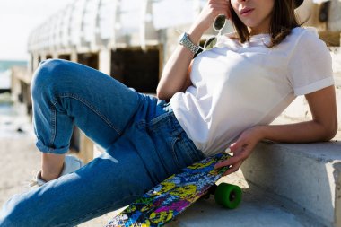 Bir kaykay üzerinde bir plaj güzel yound kadınla