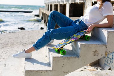 Bir kaykay üzerinde bir plaj güzel yound kadınla