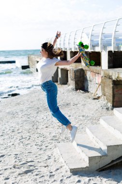 Bir kaykay üzerinde bir plaj güzel yound kadınla