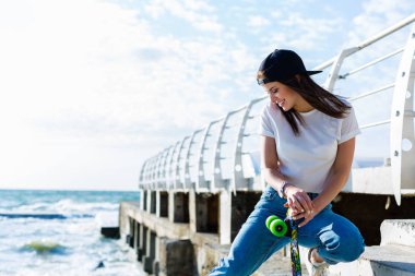 Bir kaykay üzerinde bir plaj güzel yound kadınla