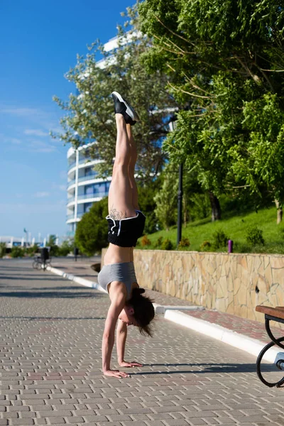 Sportif Kadın Parkta Çalışma Dışarı — Stok fotoğraf