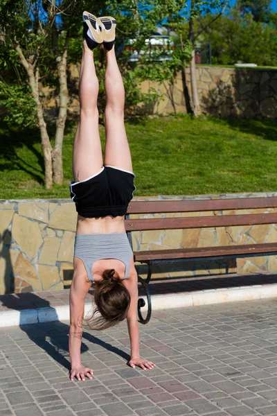 Sportif Kadın Parkta Çalışma Dışarı — Stok fotoğraf