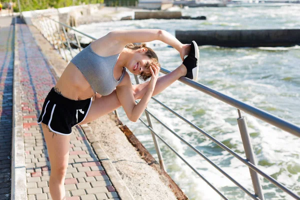 Plajda Çalışma Dışarı Genç Sportif Kadın — Stok fotoğraf