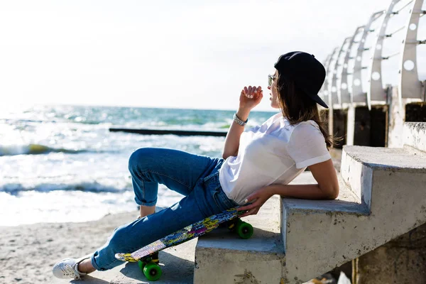 Vackra Yound Kvinna Med Skateboard Strand — Stockfoto