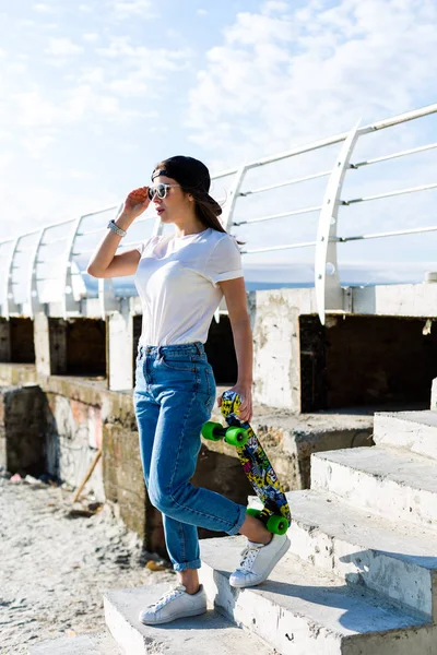 Schöne Junge Frau Mit Einem Skateboard Strand — Stockfoto