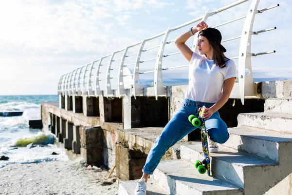 Bir kaykay üzerinde bir plaj güzel yound kadınla