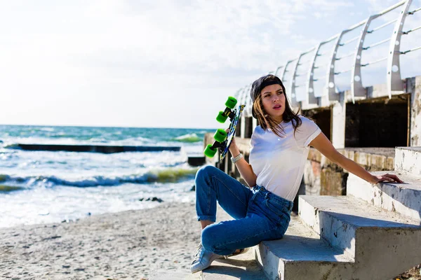 Όμορφη Yound Γυναίκα Ένα Skateboard Μια Παραλία — Φωτογραφία Αρχείου
