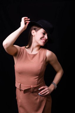 Bir yün şapka giyen güzel kadın. Retro tarzı görüntü