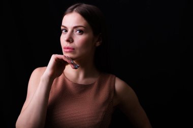 Kameraya gülümseyen kendine güvenen güzel kadın