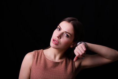 Kameraya gülümseyen kendine güvenen güzel kadın