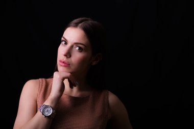 Kameraya gülümseyen kendine güvenen güzel kadın