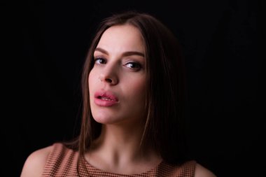 Kameraya gülümseyen kendine güvenen güzel kadın