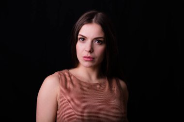 Kameraya gülümseyen kendine güvenen güzel kadın