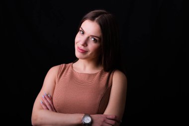 Kameraya gülümseyen kendine güvenen güzel kadın