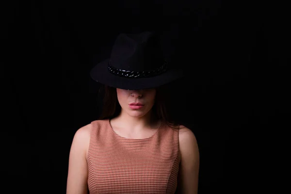 Bir Yün Şapka Giyen Güzel Kadın Retro Tarzı Görüntü — Stok fotoğraf