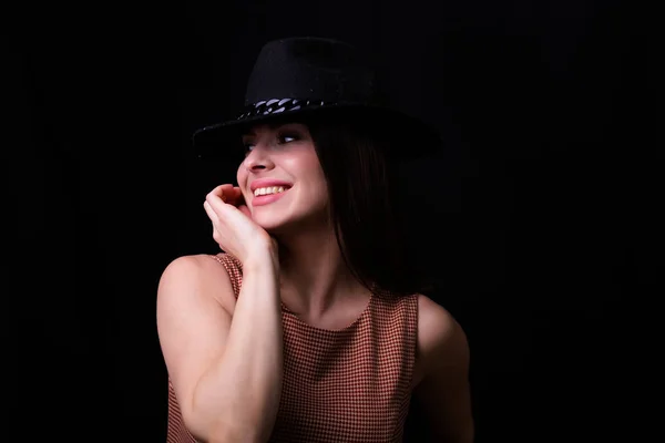 Bir Yün Şapka Giyen Güzel Kadın Retro Tarzı Görüntü — Stok fotoğraf