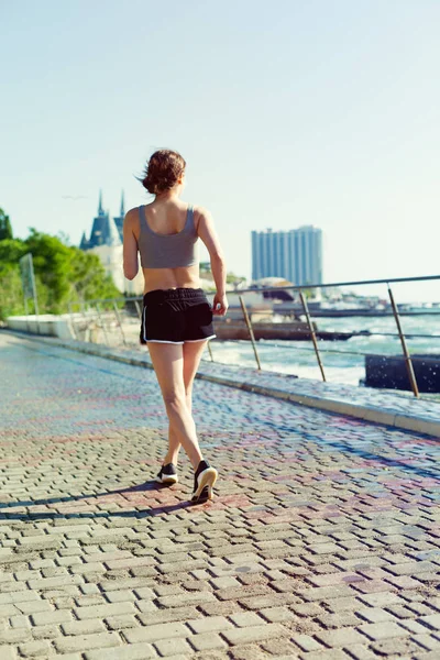 Plajda çalışma dışarı güzel sportif kadın