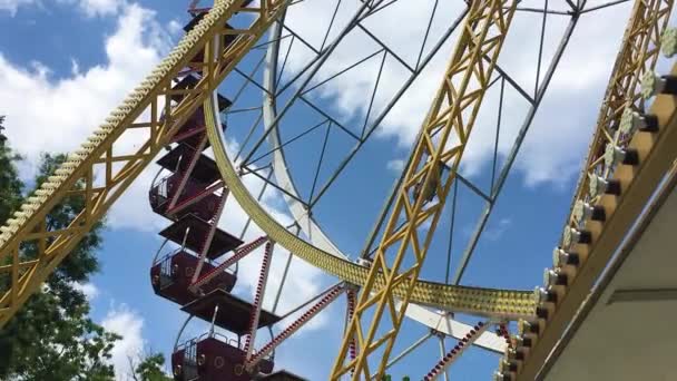 Big Ferris Wheel Moving Slowly Amusement Park — Stock Video