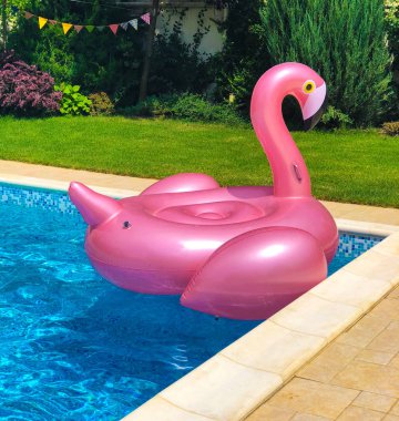 Yaz partisi havuzda pembe şişme flamingo