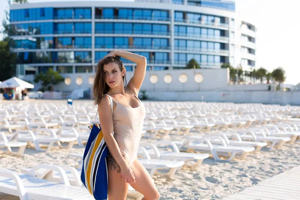 Donna Che Indossa Costume Bagno Nudo Sulla Spiaggia Estiva — Foto Stock