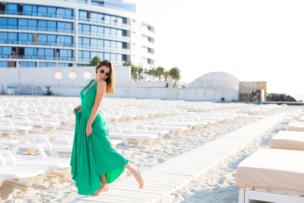 Piękna Młoda Kobieta Zielonej Sukni Plaży — Zdjęcie stockowe