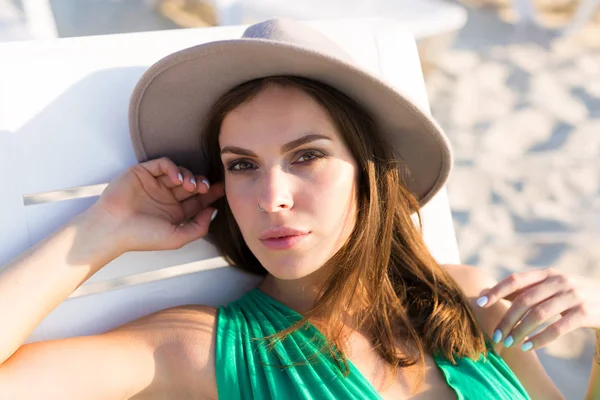 Yeşil bir elbisesi sahilde güzel genç kadın