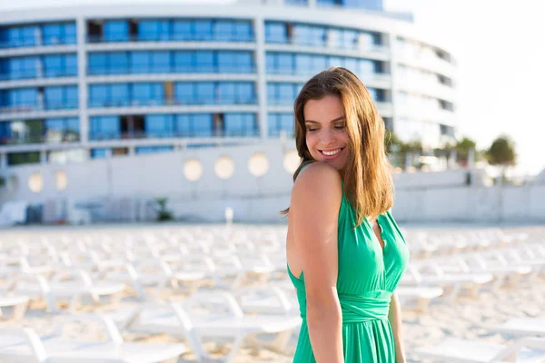 Mulher Bonita Vestido Verde Praia — Fotografia de Stock