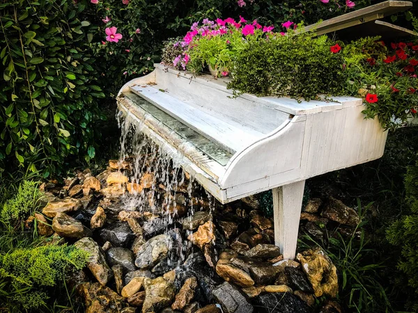 Fonte Água Piano Cauda Branca Jardim Verão — Fotografia de Stock