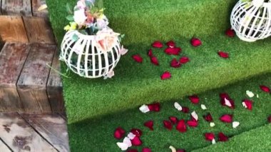 Yaz bahçesinde düğün parti çiçek dekorasyonu