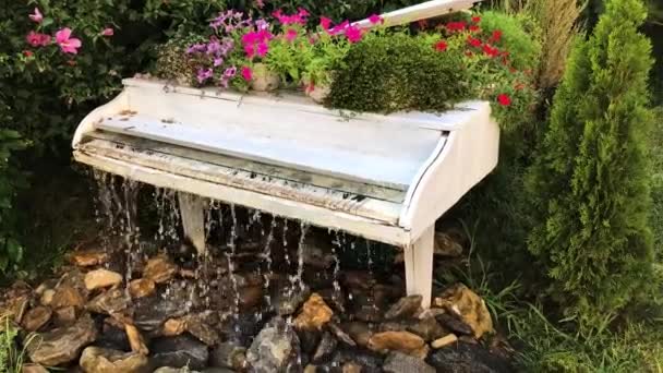White Grand Piano Water Fountain Summer Garden — Stock Video