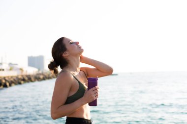 Yaz aylarında kumsalda çalışma dışarı genç kadın