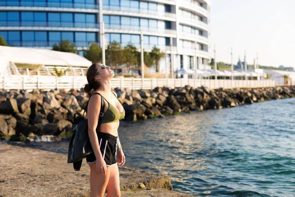 Mujer Joven Haciendo Ejercicio Playa Verano — Foto de Stock