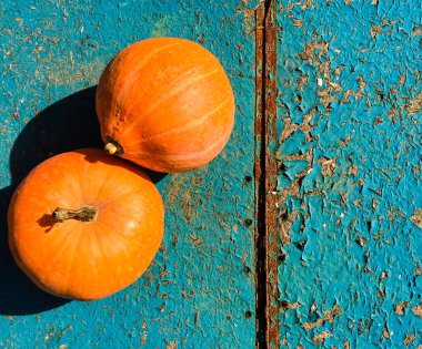 Ahşap arka plan üzerinde olgunlaşmış Turuncu kabak