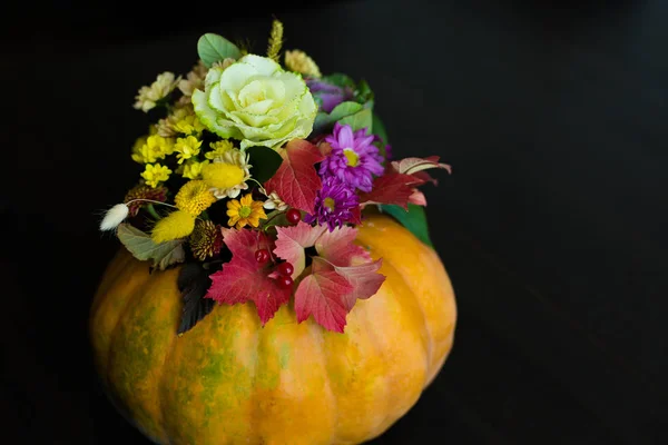 Festlicher Erntedank Herbst Blumenschmuck Einem Kürbis — Stockfoto