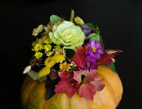 Festlicher Erntedank Herbst Blumenschmuck Einem Kürbis — Stockfoto