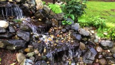 Şelalesi ve göleti olan Japon bahçesi.