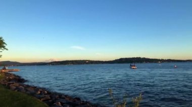 Plajda huzurlu bir gün batımı