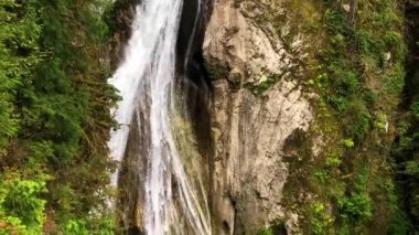 Kuzey Amerika 'daki Şelale Dağları' nda Güzel İkiz Şelale