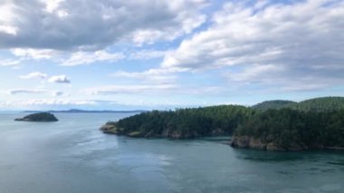 Sonbaharda Pasifik kıyılarının güzel manzarası