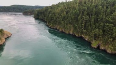 Sonbaharda Pasifik kıyılarının güzel manzarası